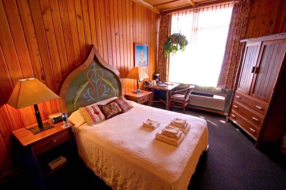 Mcmenamins Old St. Francis School Hotel Bend Eksteriør billede